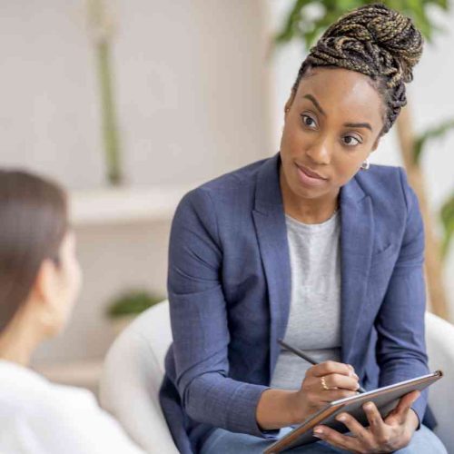 118926fddbb5e00add913b8c8e5d2021-black-therapist-female-takes-notes_l